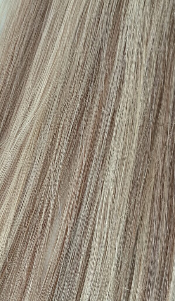 Original Diva Colour 18/60 blend swatch; Very light brown base with light blonde foils.